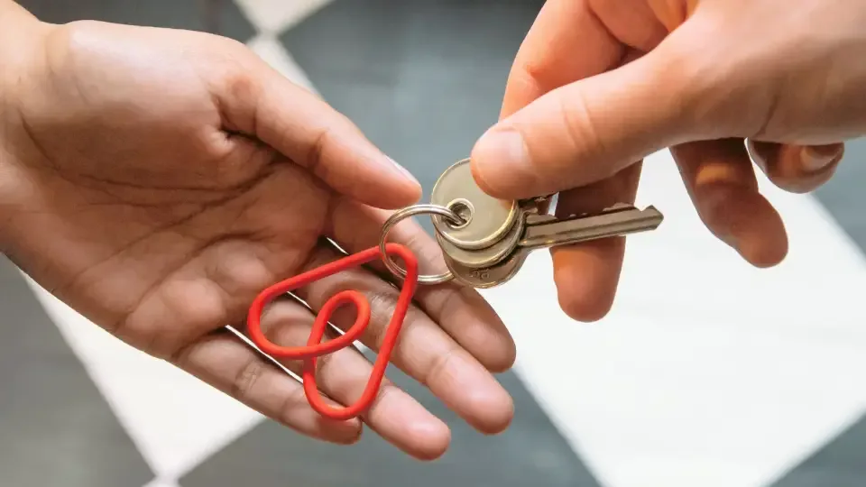 Airbnb 的 Belong Anywhere：住宿平台如何把归属感做成全球品牌资产