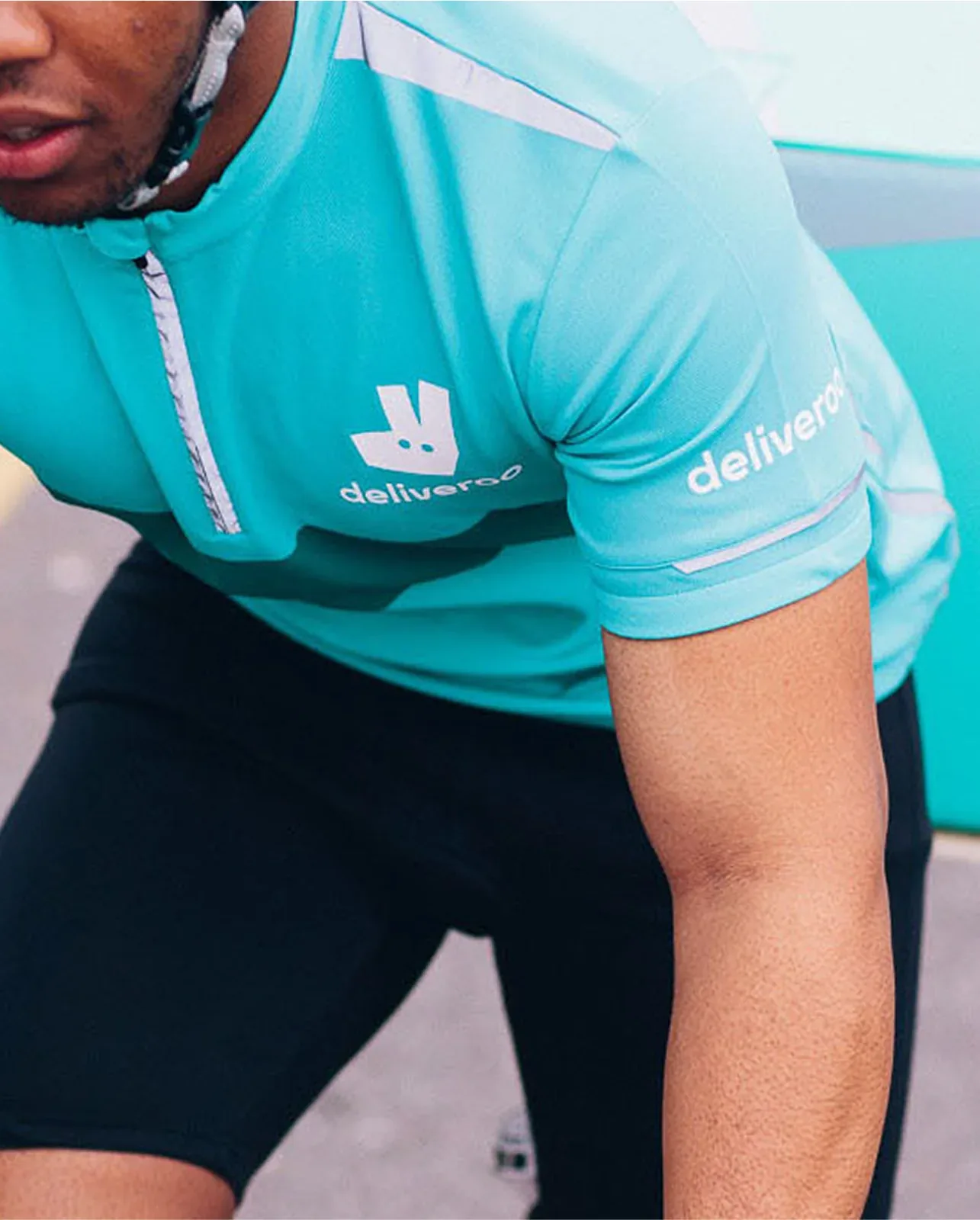 Deliveroo 骑手制服与识别系统