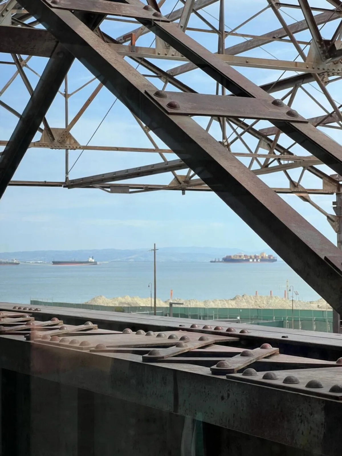Pier 70 钢架品牌标志