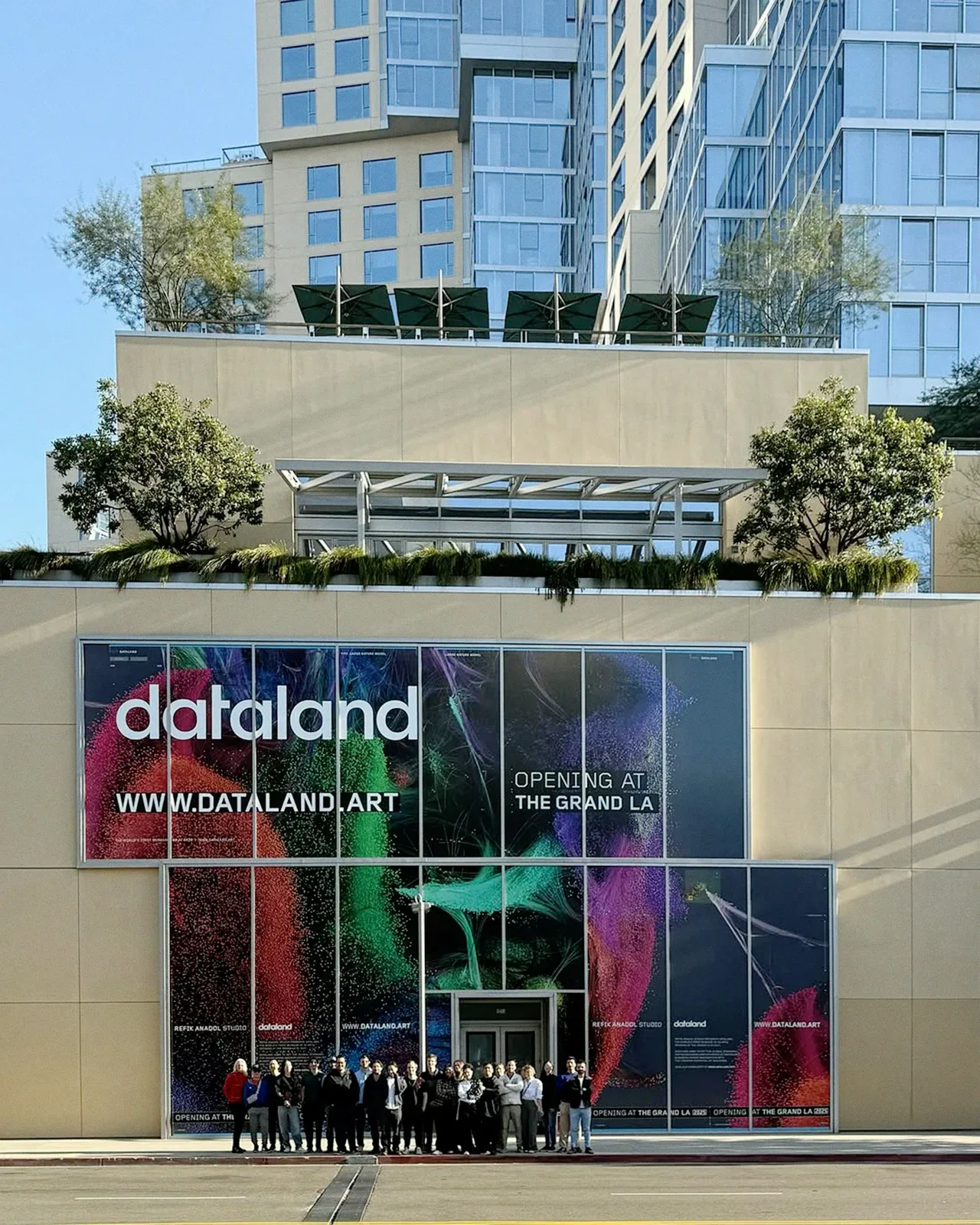 Dataland 博物馆建筑入口与展览海报