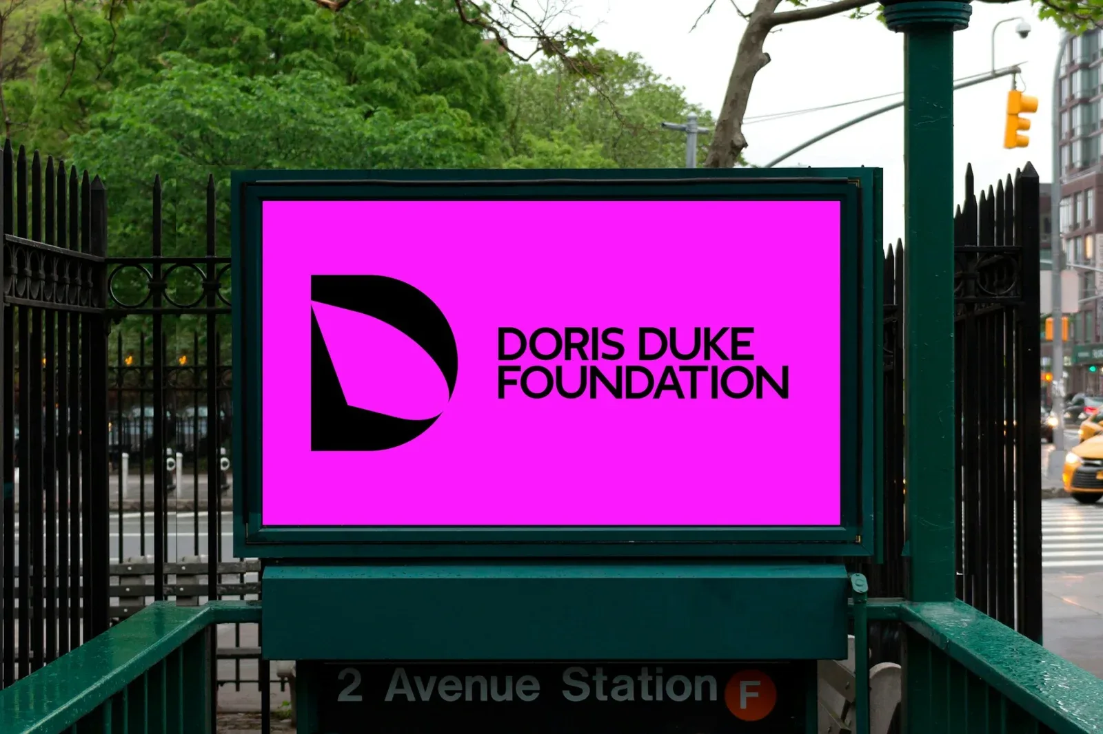 城市地铁入口信息屏显示Doris Duke Foundation品牌