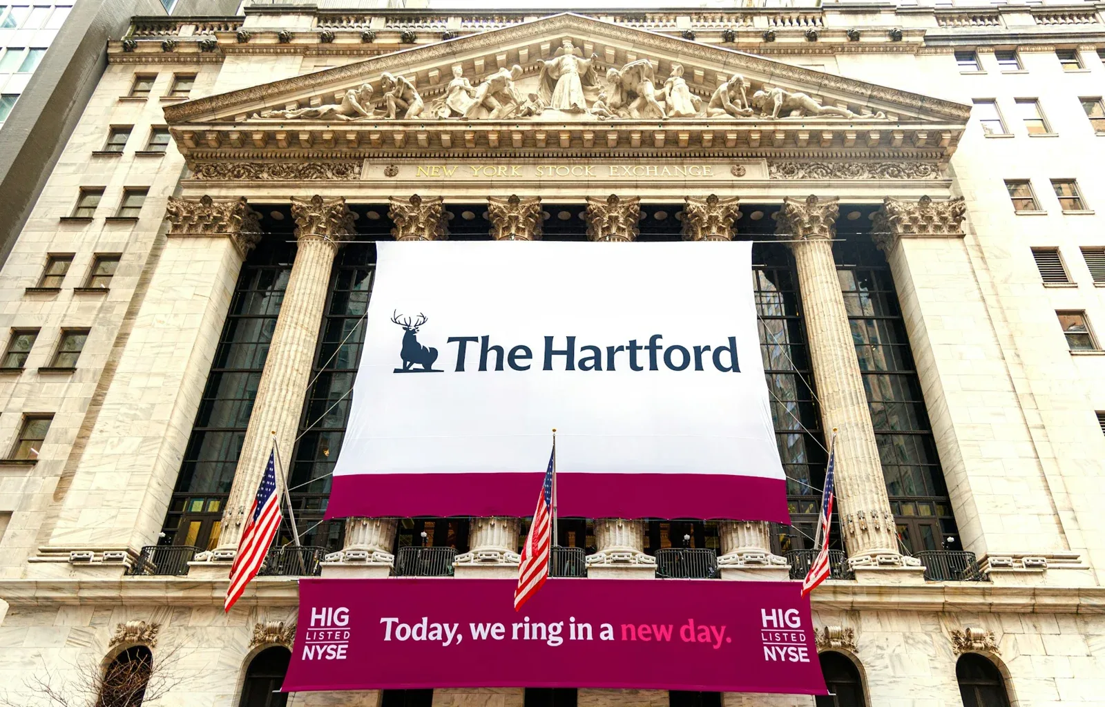 纽约证券交易所建筑外墙上的The Hartford品牌画面
