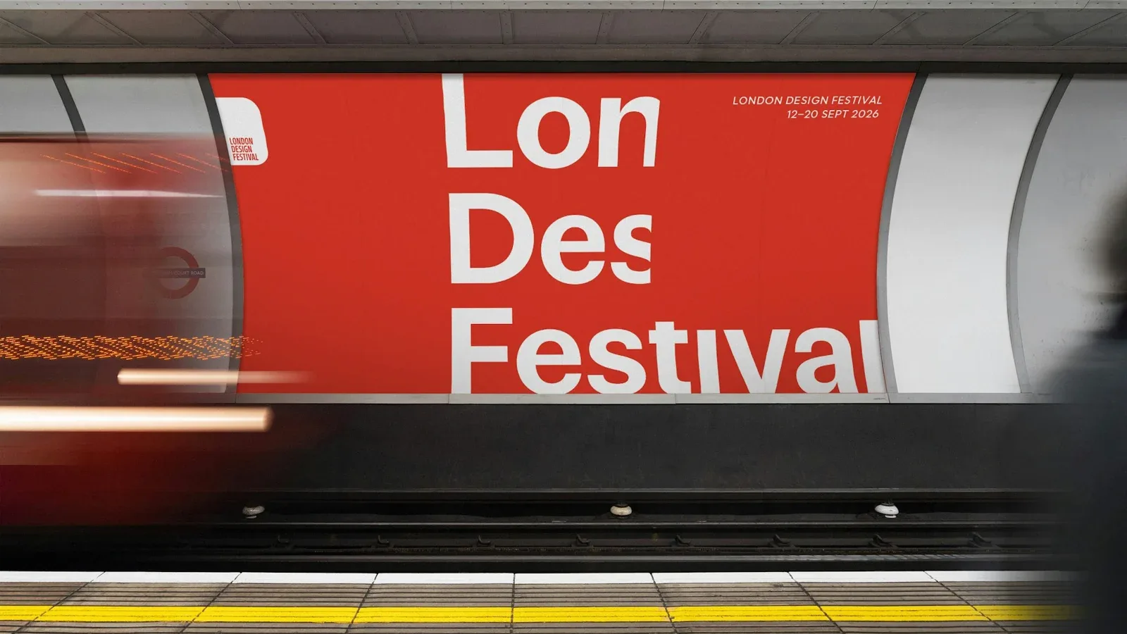 地铁车厢外侧的红色London Design Festival广告