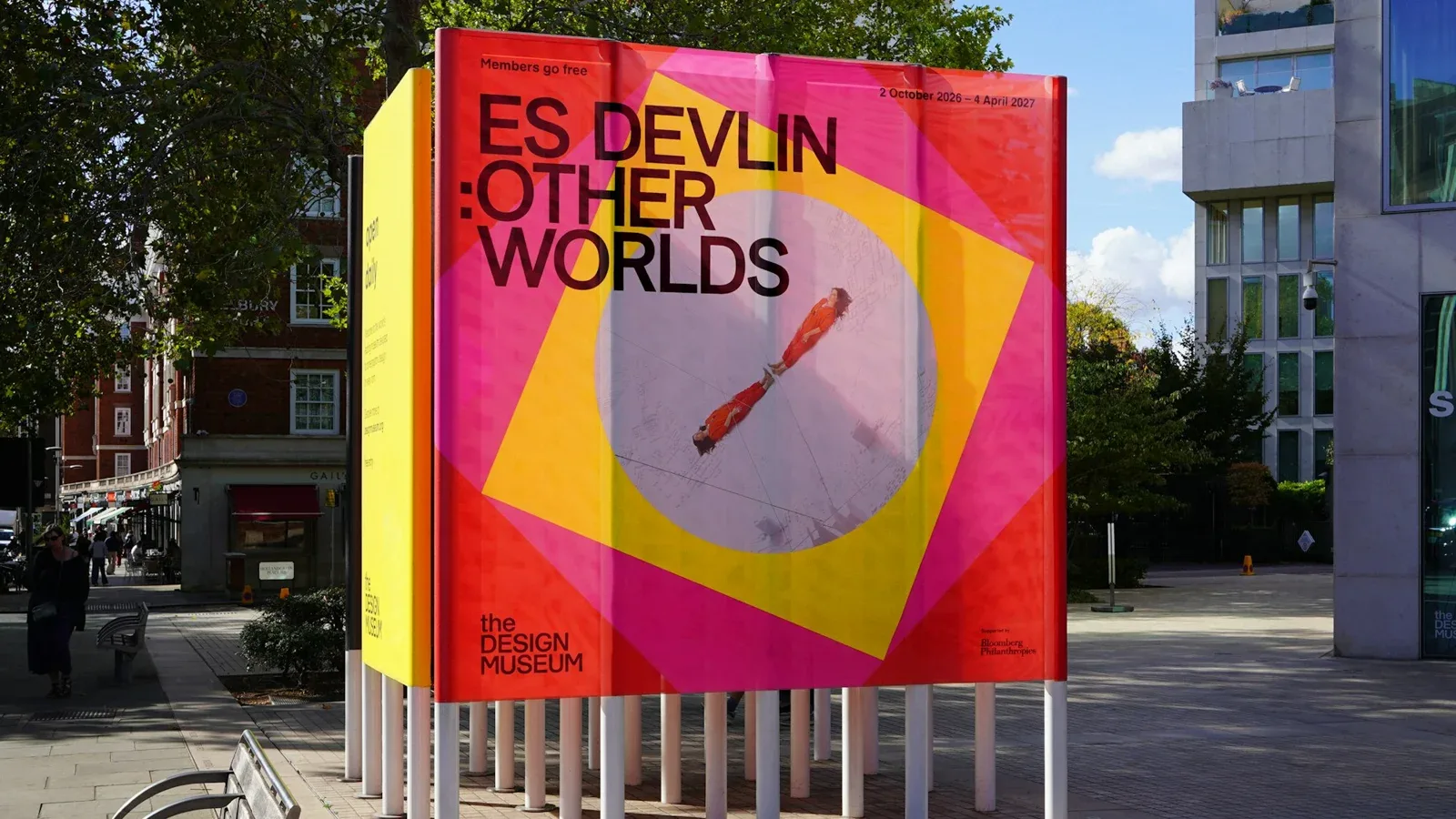 Design Museum外墙上的Es Devlin Other Worlds广告牌