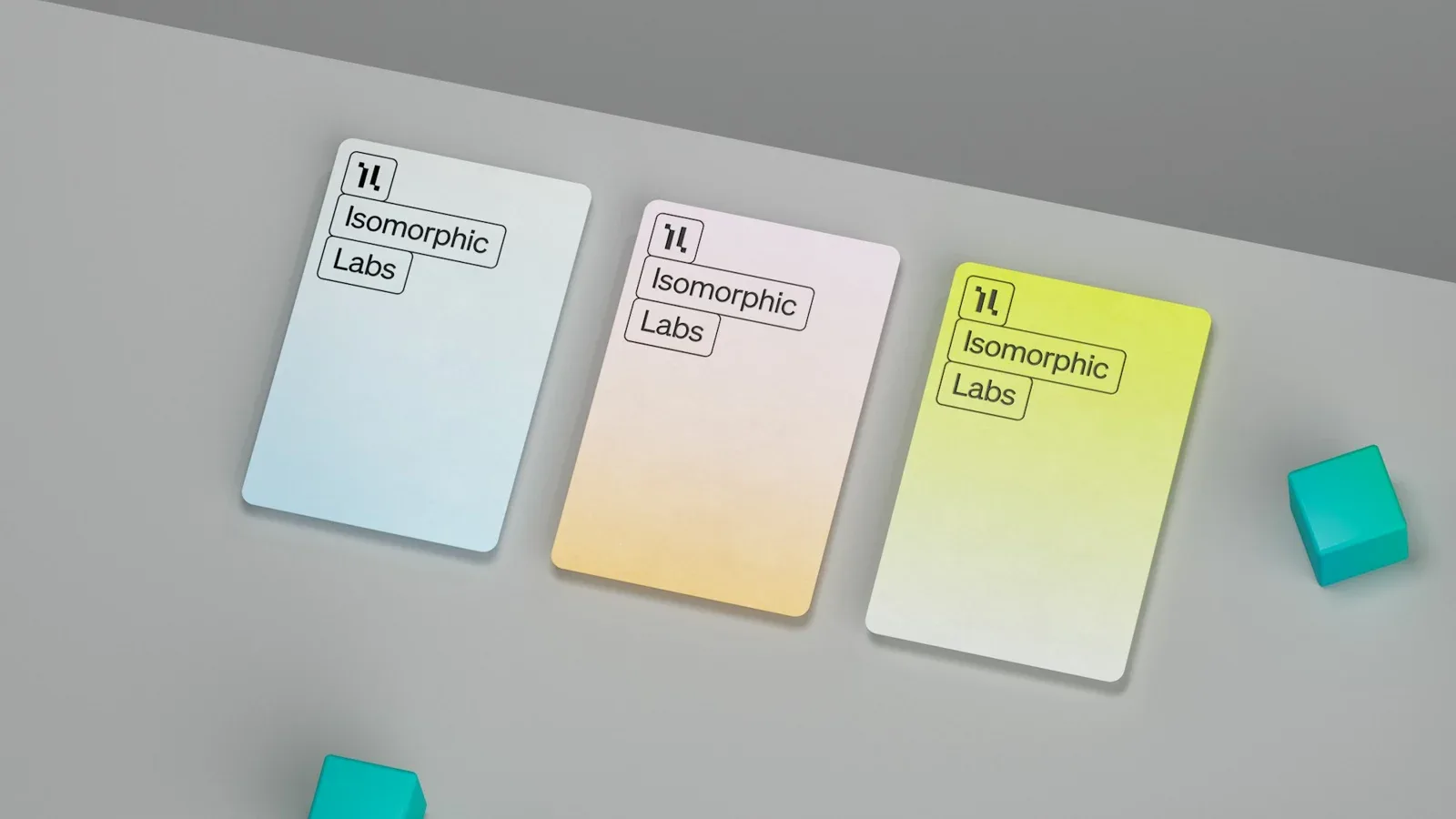 桌面上摆放的Isomorphic Labs品牌卡片。