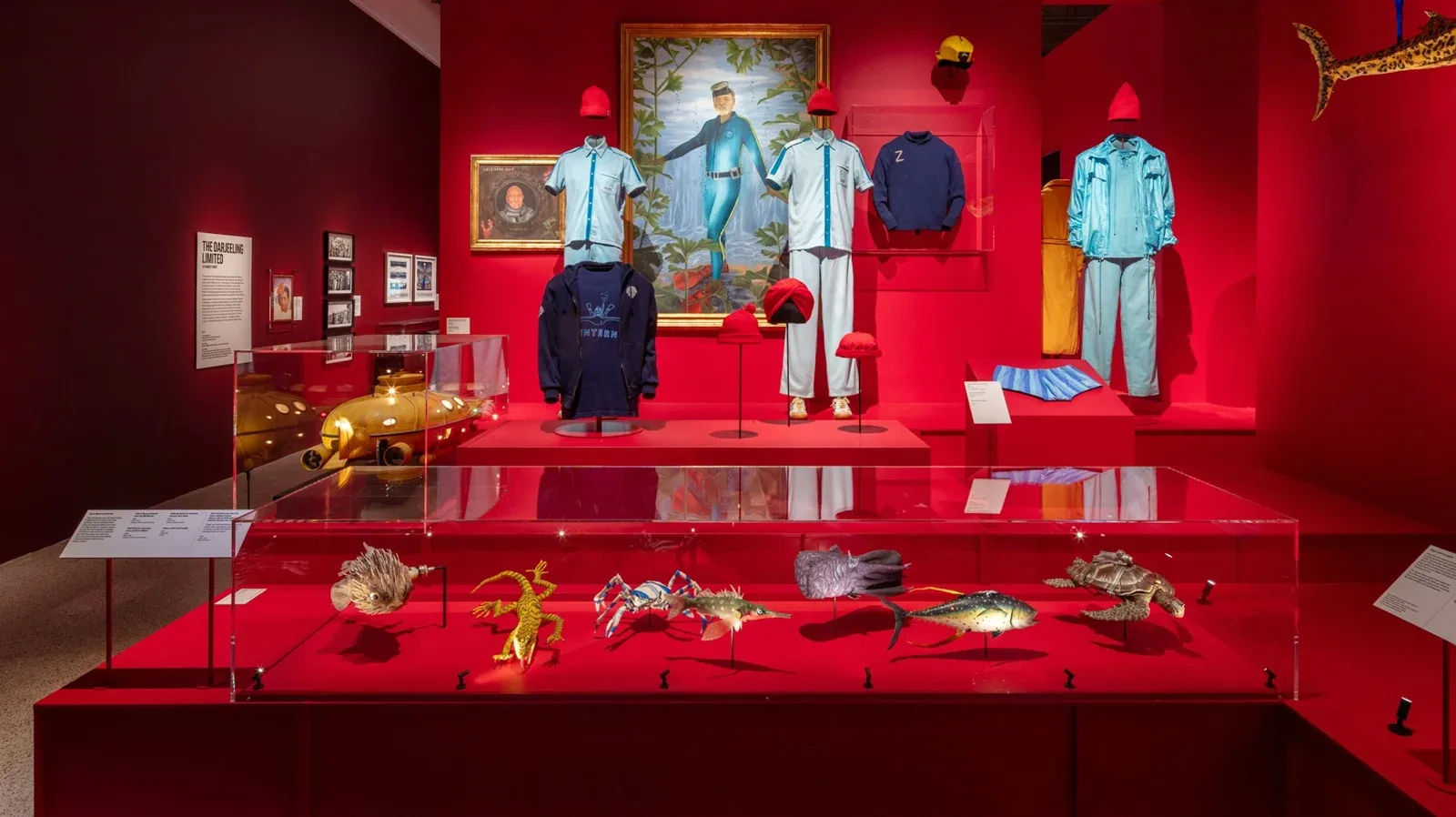 红色展厅中展示的Wes Anderson电影服装和小型道具