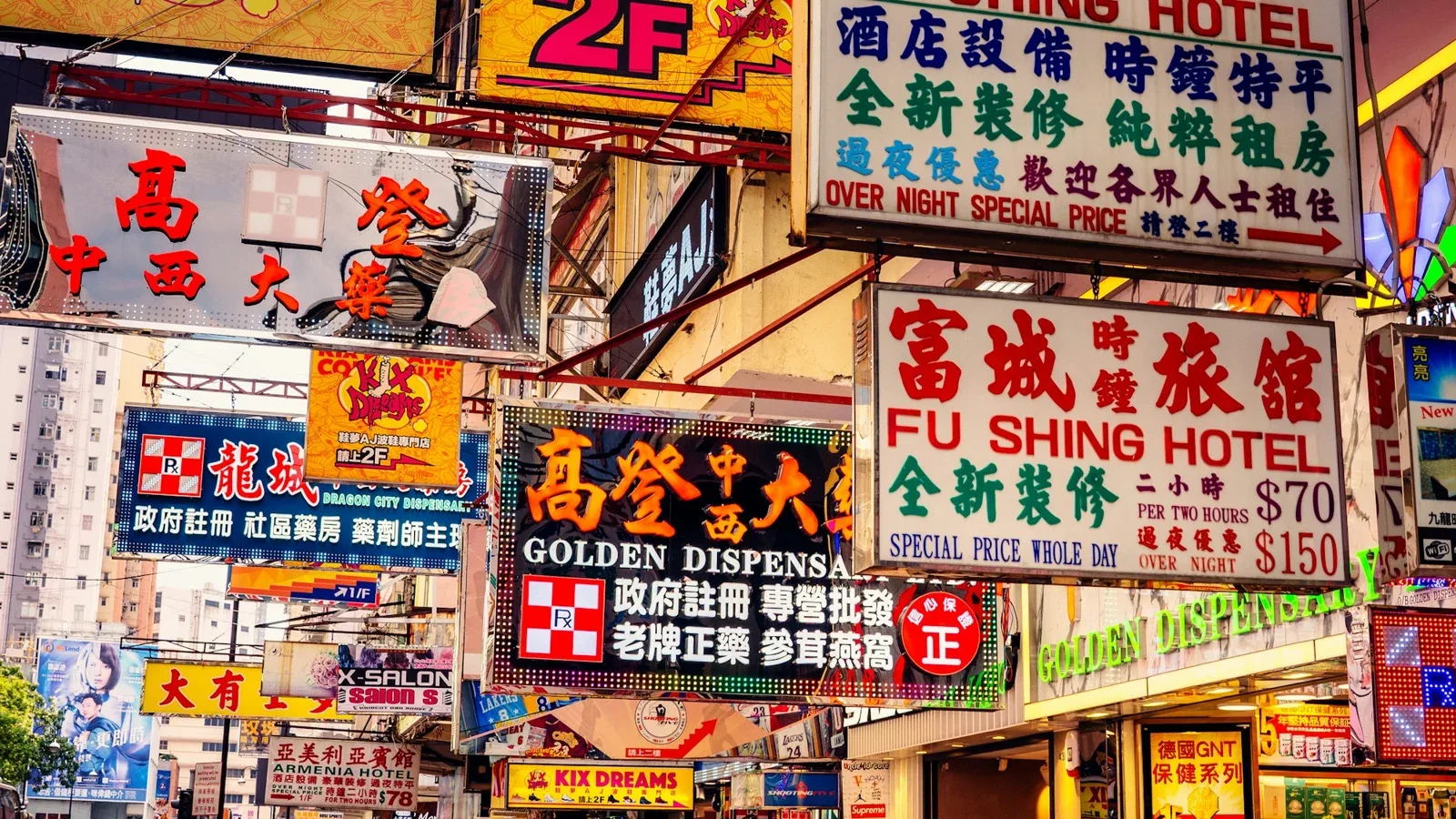 纽约街头密集的中英文店招景象