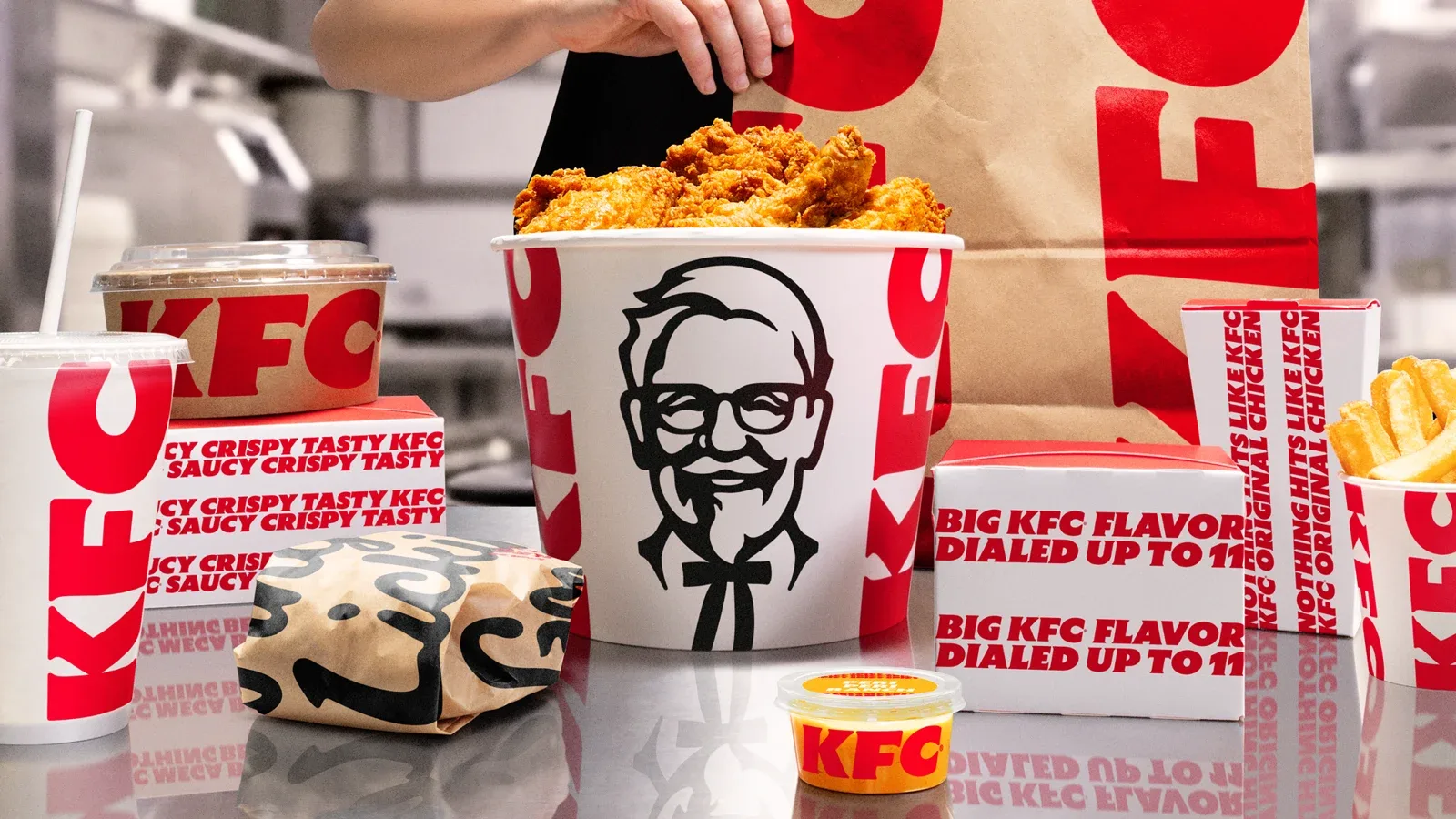 KFC桶、餐盒、饮料杯等包装组合
