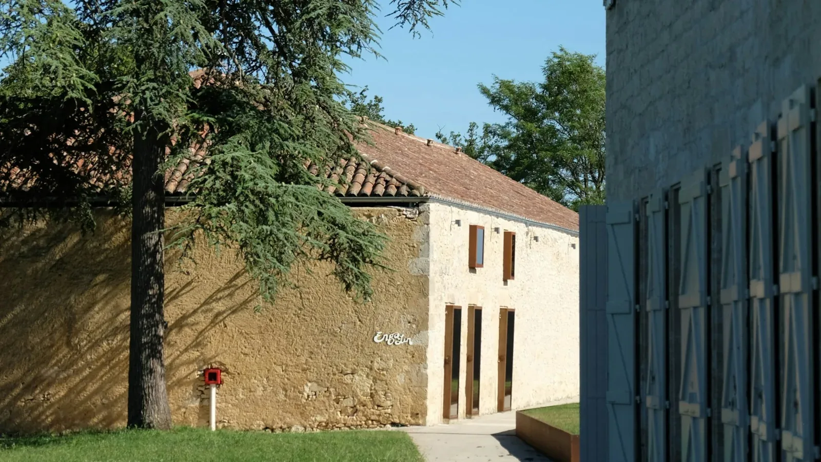 树木与石墙环绕的Chateau Engalin庄园建筑