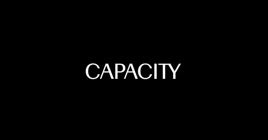 黑色背景上的白色CAPACITY品牌标识