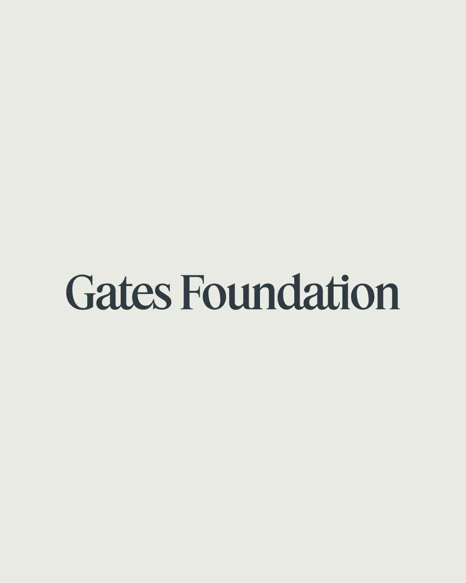 浅色背景上的Gates Foundation深色衬线字标。