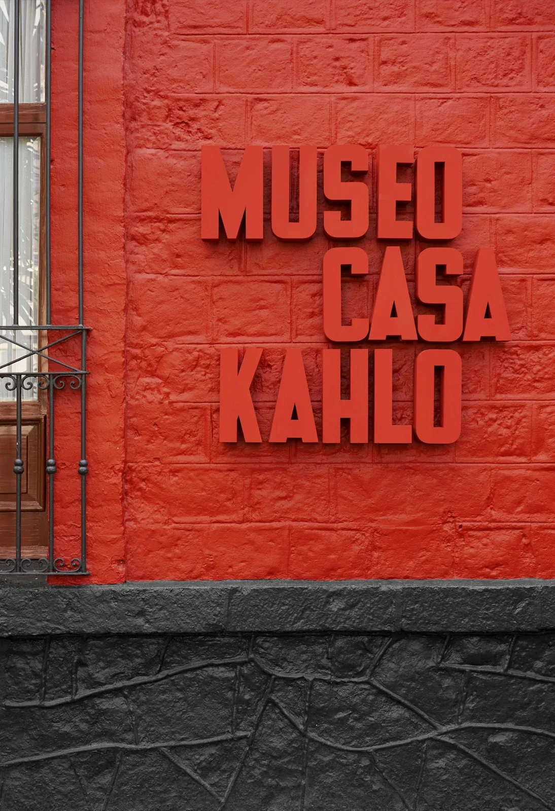红色砖墙上的立体Museo Casa Kahlo馆名