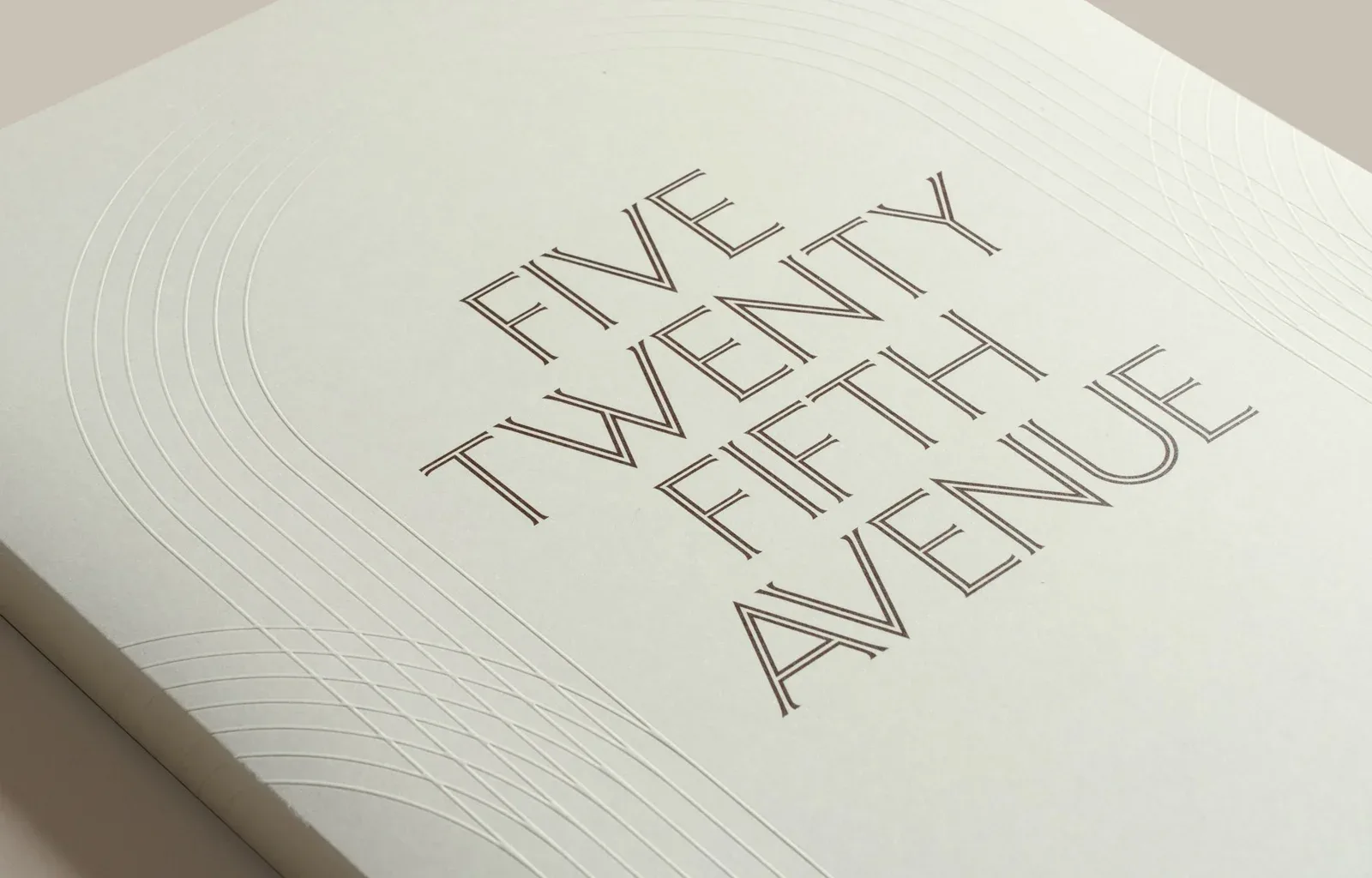 印有520 Fifth Avenue字标的宣传册封面