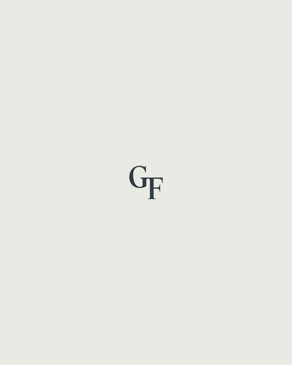 白色背景上的GF字母组合标志。